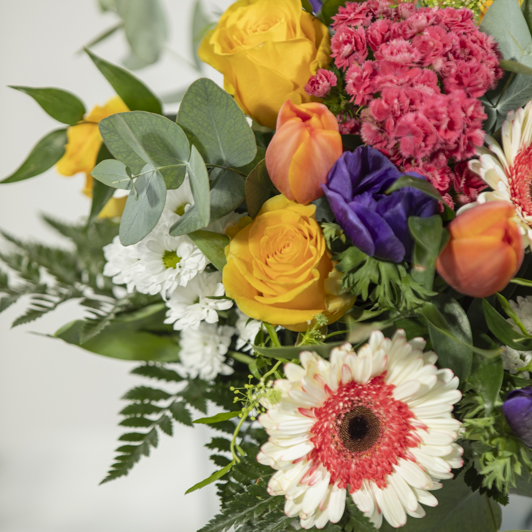 Bouquet fantasia del fioraio Fioreria Pinciroli consegna a domicilio